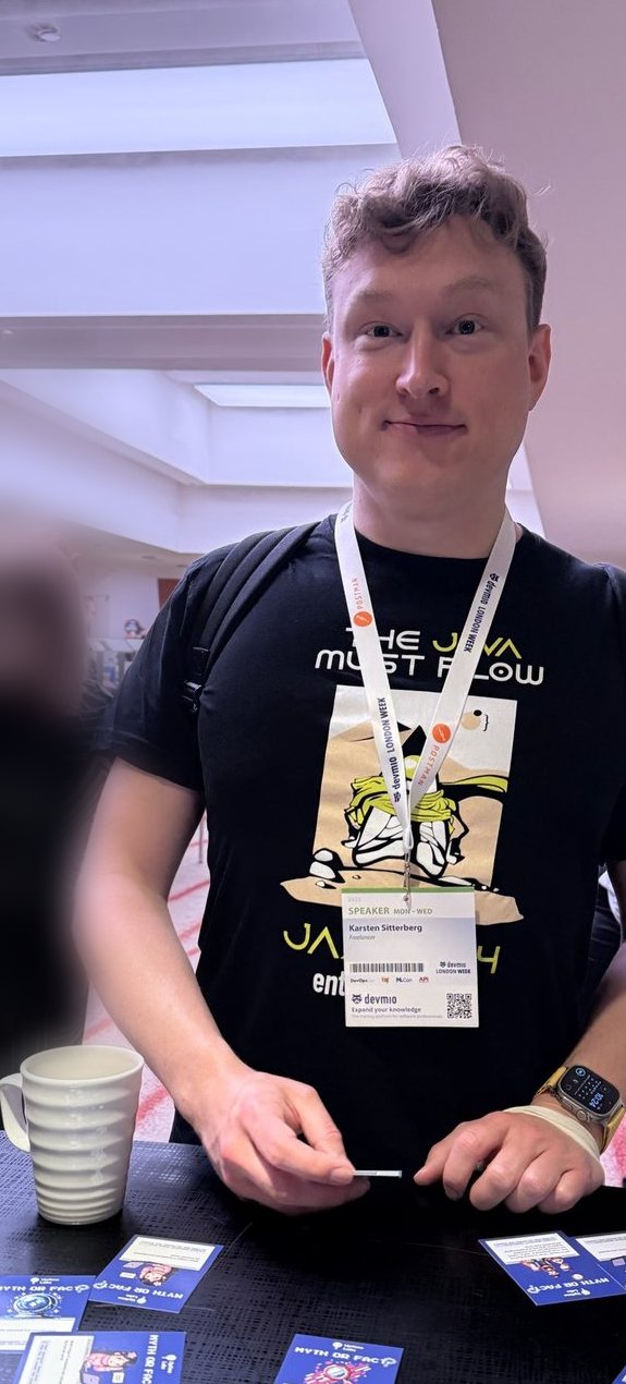 Karsten Sitterberg mit Speaker-Badge am Konferenzstand