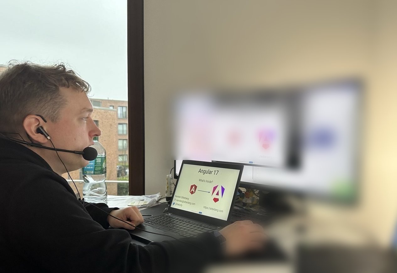 Karsten Sitterberg bei einer Remote-Schulung mit Headset und mehreren Bildschirmen
