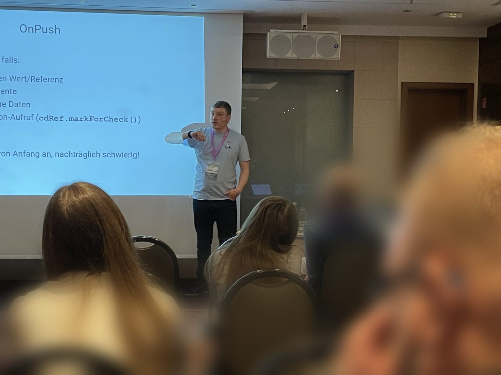 Karsten Sitterberg erklärt vor Publikum die Change-Detection-Strategie OnPush in Angular