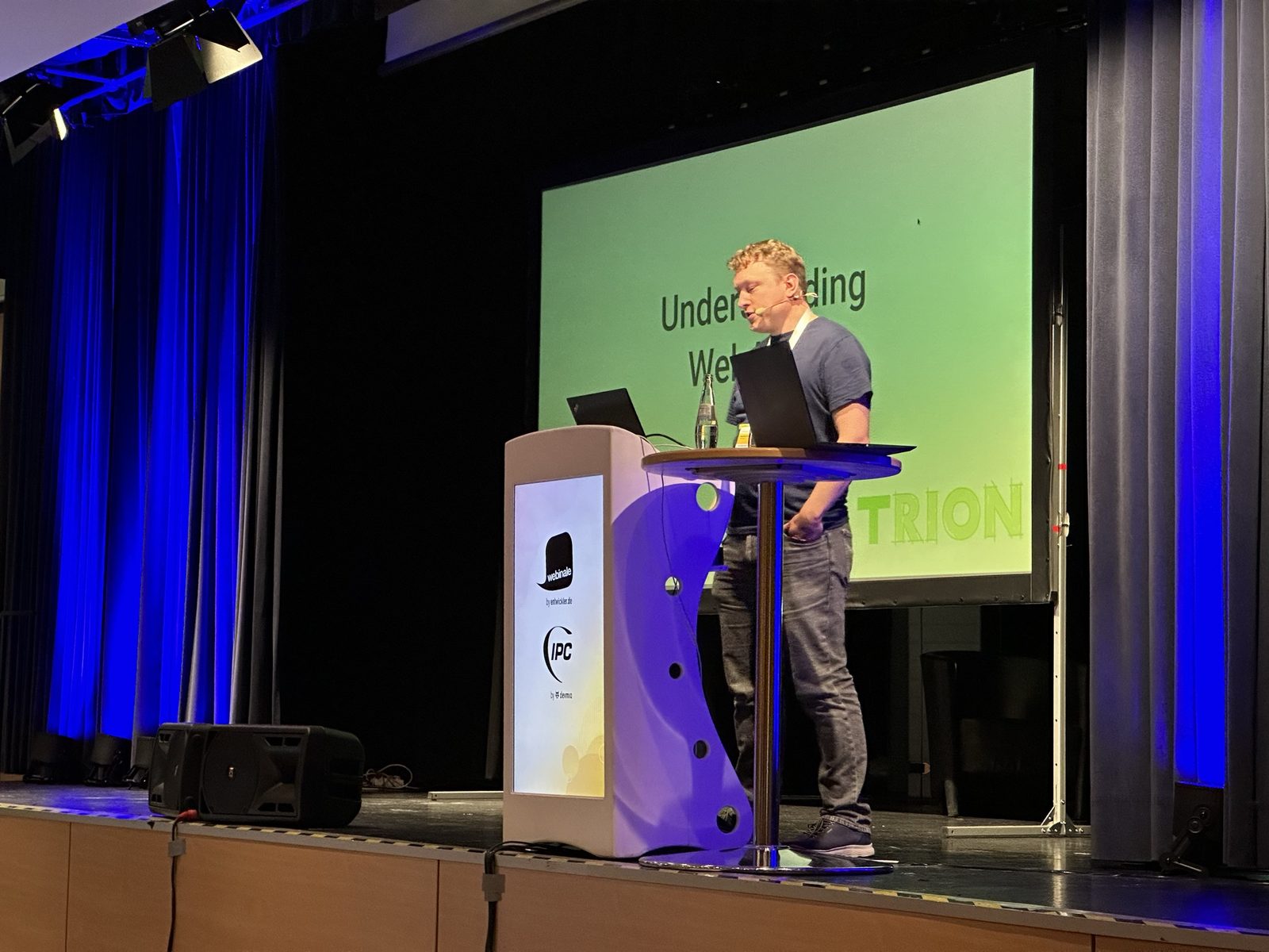 Karsten Sitterberg als Sprecher auf einer Konferenzbühne