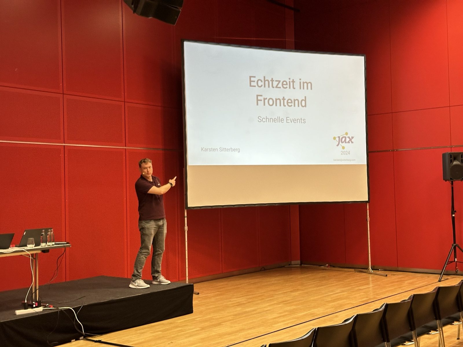 Karsten Sitterberg auf der Bühne beim Vortrag Echtzeit im Frontend