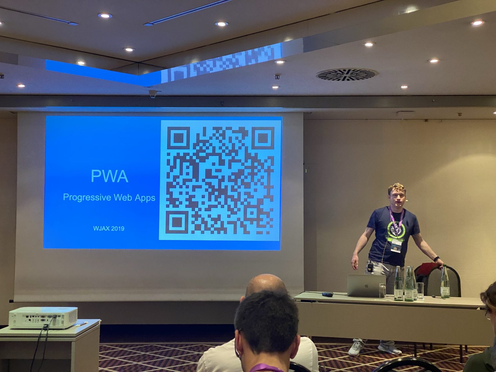 Karsten Sitterberg auf der Bühne der W-JAX 2019 vor der Titelfolie „PWA, Progressive Web Apps“