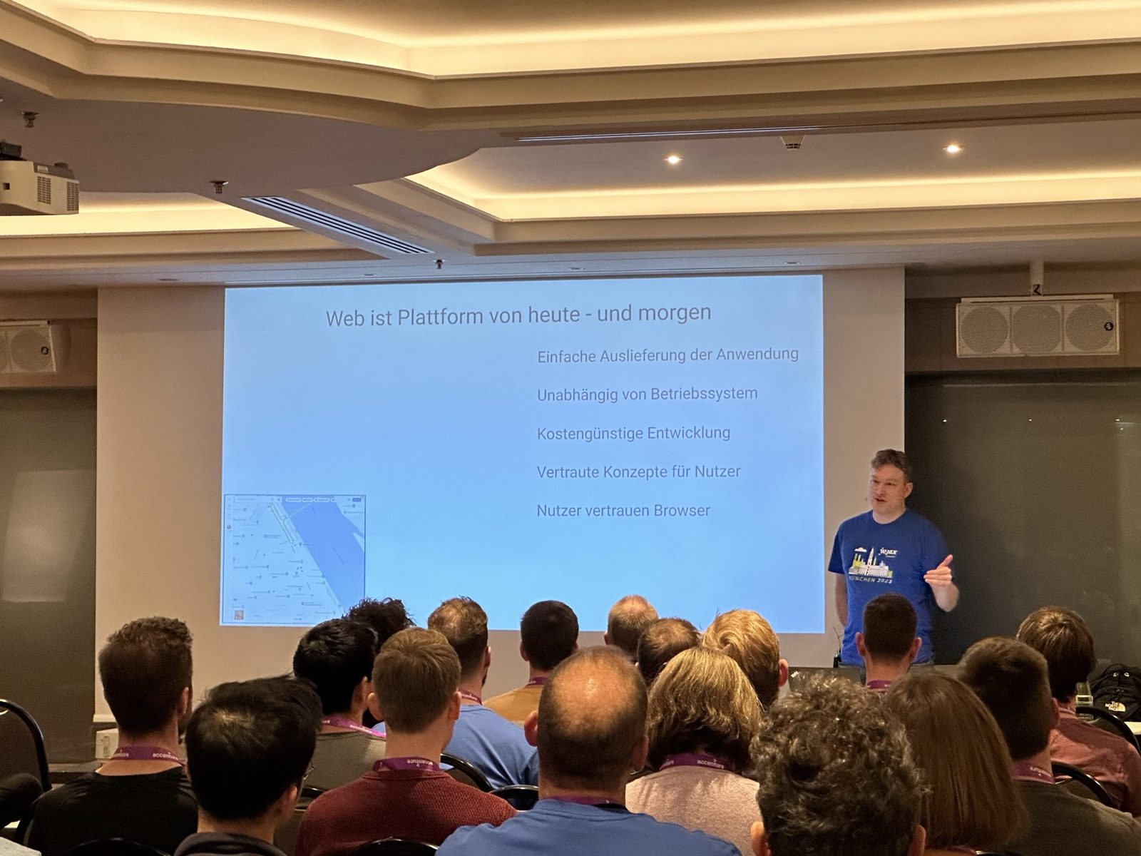 Karsten Sitterberg vor vollem Saal auf der W-JAX 2023 mit der Folie „Web ist Plattform von heute und morgen“