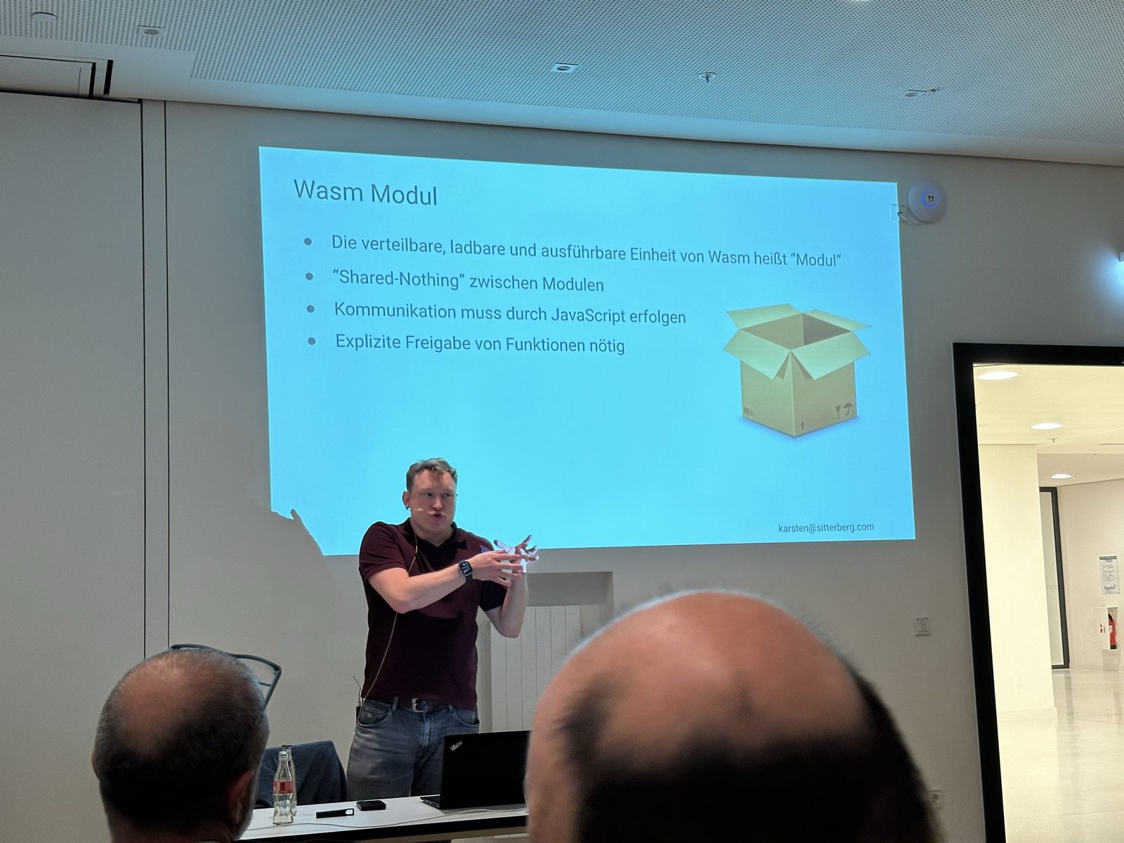 Karsten Sitterberg erläutert den Aufbau eines WebAssembly-Moduls